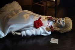 NECA The Conjuring Universe - Annabelle Clothed Actionfigur -Charakterpuppen Geschäft 1489313 1