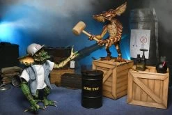 NECA Gremlins 2 - Ultimate Demolition Gremlin 2-Pack - Clothed Actionfigur -Charakterpuppen Geschäft demo set7 scaled 1