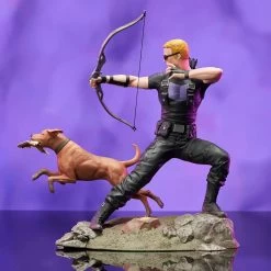 Diamond Select Marvel Gallery - Hawkeye Mit Lucky Dem Pizza-Dog - Statue -Charakterpuppen Geschäft marvel hawkeye gallery 03 71440.1628723307